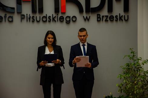 Uczniowie prowadzący uroczystość