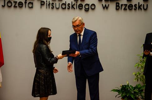 Wręczanie dyplomu przez Pana Starostę