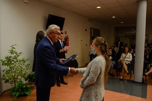 Wręczanie dyplomu przez Pana Starostę