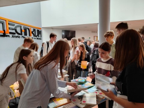 Kiermasz podręczników używanych w Technikum im. J. Piłsudskiego w Brzesku