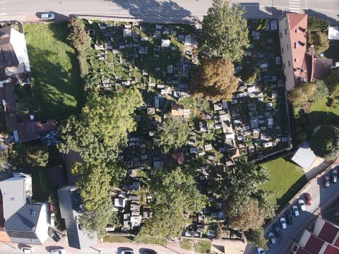 Geodeci z Zielonki mierzą zabytkowy cmentarz
