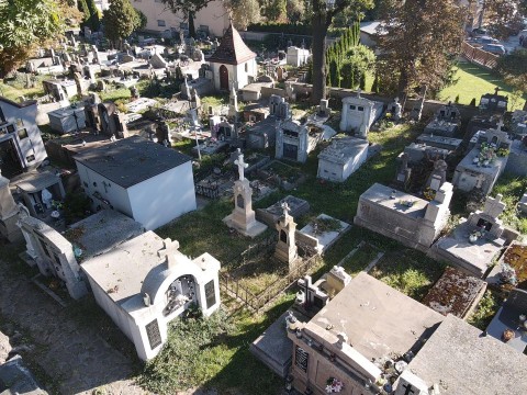 Geodeci z Zielonki mierzą zabytkowy cmentarz
