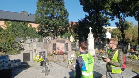 Geodeci z Zielonki mierzą zabytkowy cmentarz
