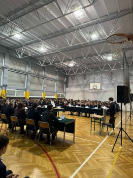 Sztabka złota i różowe okulary czyli debata oksfordzka o gospodarce II Rzeczpospolitej w ZSTiB w Brzesku