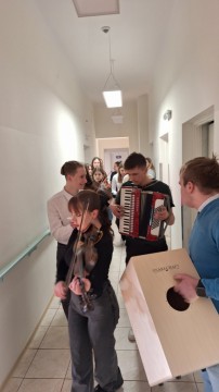 Uczniowie Technikum im. J. Piłsudskiego w Brzesku włączają się w obchody Światowego Dnia Chorego