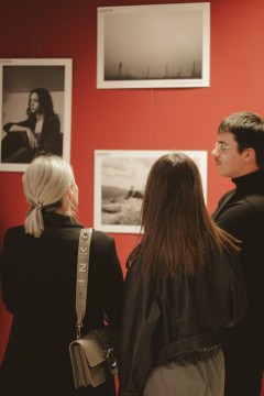 Technikum im. J. Piłsudskiego w Brzesku: Wystawa fotograficzna pt. ‘Zatrzymane chwile- młode oczy, wielkie historie’