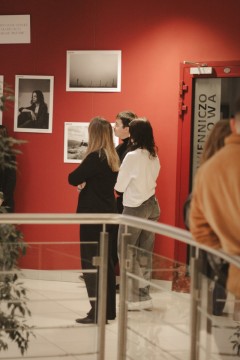 Technikum im. J. Piłsudskiego w Brzesku: Wystawa fotograficzna pt. ‘Zatrzymane chwile- młode oczy, wielkie historie’