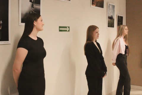 Technikum im. J. Piłsudskiego w Brzesku: Wystawa fotograficzna pt. ‘Zatrzymane chwile- młode oczy, wielkie historie’