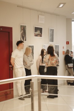 Technikum im. J. Piłsudskiego w Brzesku: Wystawa fotograficzna pt. ‘Zatrzymane chwile- młode oczy, wielkie historie’