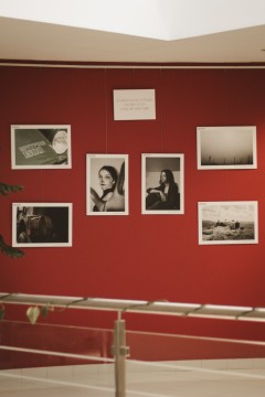 Technikum im. J. Piłsudskiego w Brzesku: Wystawa fotograficzna pt. ‘Zatrzymane chwile- młode oczy, wielkie historie’