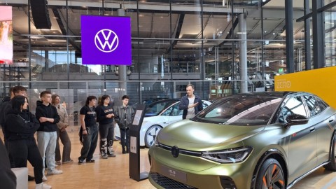 Technikum im. J. Piłsudskiego w Brzesku:Uczestnicy programu ERASMUS+ zwiedzają szklaną manufakturę Volkswagena