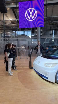 Technikum im. J. Piłsudskiego w Brzesku:Uczestnicy programu ERASMUS+ zwiedzają szklaną manufakturę Volkswagena