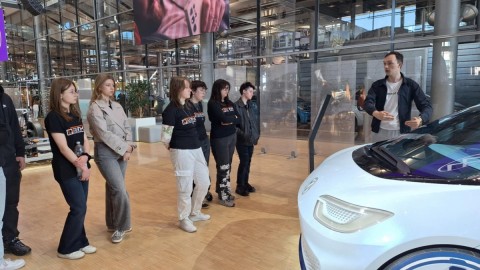 Technikum im. J. Piłsudskiego w Brzesku:Uczestnicy programu ERASMUS+ zwiedzają szklaną manufakturę Volkswagena
