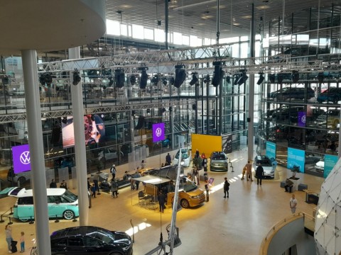 Technikum im. J. Piłsudskiego w Brzesku:Uczestnicy programu ERASMUS+ zwiedzają szklaną manufakturę Volkswagena