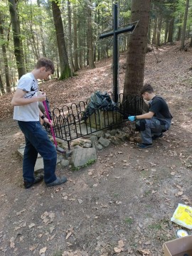 Prace porządkowe w miejscu katastrofy Liberatora