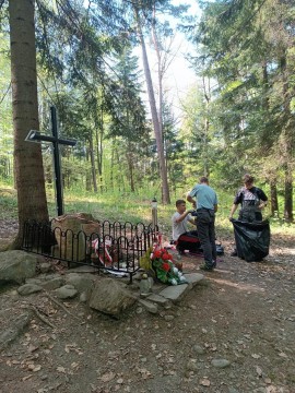 Prace porządkowe w miejscu katastrofy Liberatora