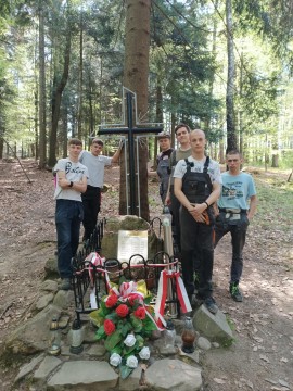 Prace porządkowe w miejscu katastrofy Liberatora