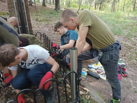 Prace porządkowe w miejscu katastrofy Liberatora