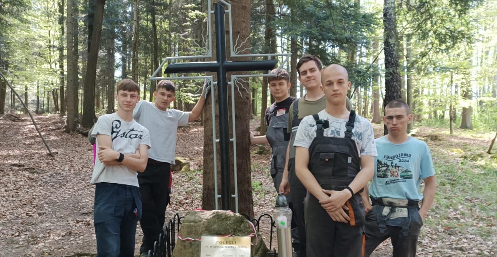 Prace porządkowe w miejscu katastrofy Liberatora