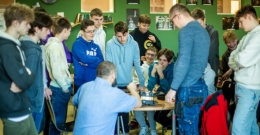 Informatycy z Technikum im. J. Piłsudskiego w Brzesku na warsztatach z technologii światłowodowej