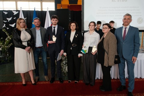 Zakończenie szkoły nie jest końcem, lecz początkiem nowego rozdziału w życiu... – pożegnanie maturzystów w ZSTiB