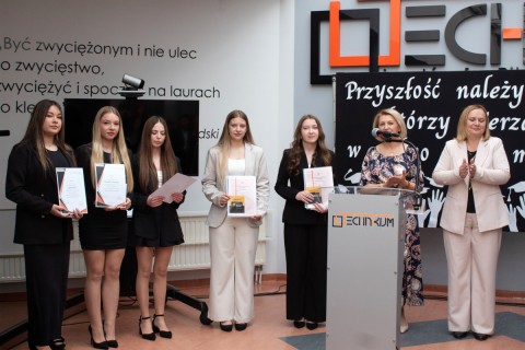 Pożegnanie uczniów klas maturalnych z Technikum im.  J.Piłsudskiego w Brzesku