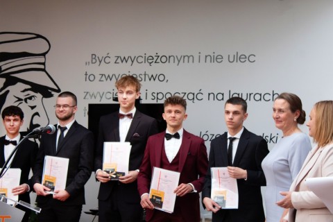 Pożegnanie uczniów klas maturalnych z Technikum im.  J.Piłsudskiego w Brzesku