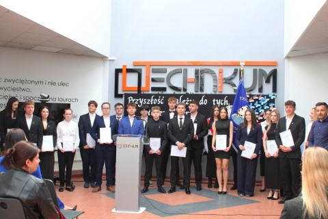 Pożegnanie uczniów klas maturalnych z Technikum im.  J.Piłsudskiego w Brzesku