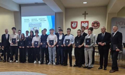 Najlepsi z najlepszych nagrodzeni! Stypendia Starosty Brzeskiego trafiły do uczniów i absolwentów ZSTiB