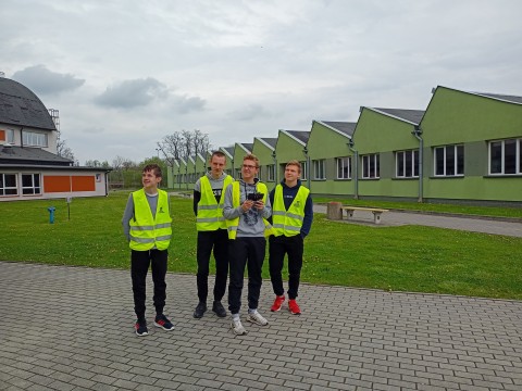 Uczniowie Zielonki latają dronami