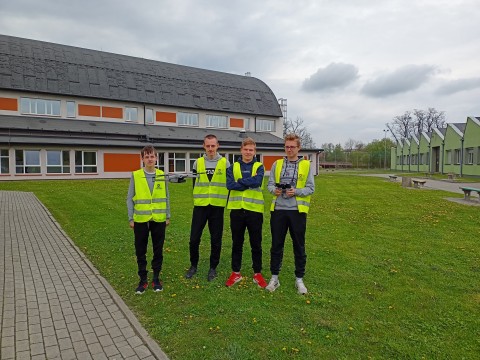 Uczniowie Zielonki latają dronami