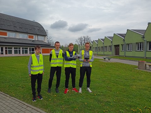 Uczniowie Zielonki latają dronami