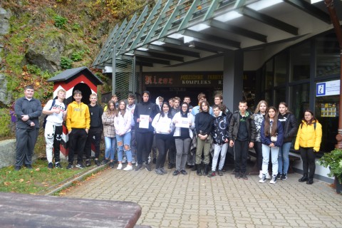 „Mimozami jesień się zaczyna, złotawa ciepła i miła.. , a my – szkolna ekipa pod wezwaniem „Pomidorowa” wyruszyliśmy w poszukiwaniu przygód.