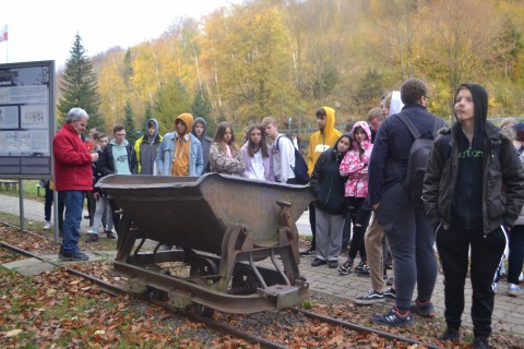 „Mimozami jesień się zaczyna, złotawa ciepła i miła.. , a my – szkolna ekipa pod wezwaniem „Pomidorowa” wyruszyliśmy w poszukiwaniu przygód.