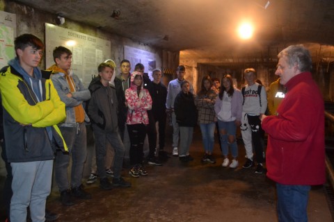 „Mimozami jesień się zaczyna, złotawa ciepła i miła.. , a my – szkolna ekipa pod wezwaniem „Pomidorowa” wyruszyliśmy w poszukiwaniu przygód.