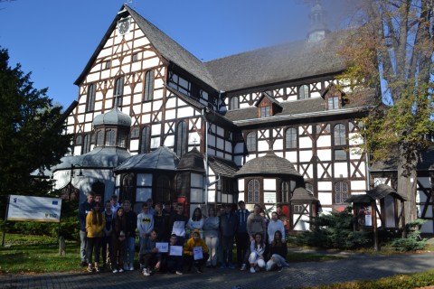 „Mimozami jesień się zaczyna, złotawa ciepła i miła.. , a my – szkolna ekipa pod wezwaniem „Pomidorowa” wyruszyliśmy w poszukiwaniu przygód.