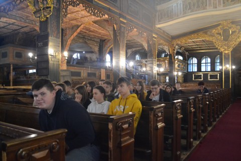„Mimozami jesień się zaczyna, złotawa ciepła i miła.. , a my – szkolna ekipa pod wezwaniem „Pomidorowa” wyruszyliśmy w poszukiwaniu przygód.