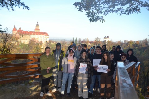 „Mimozami jesień się zaczyna, złotawa ciepła i miła.. , a my – szkolna ekipa pod wezwaniem „Pomidorowa” wyruszyliśmy w poszukiwaniu przygód.