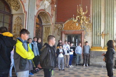 „Mimozami jesień się zaczyna, złotawa ciepła i miła.. , a my – szkolna ekipa pod wezwaniem „Pomidorowa” wyruszyliśmy w poszukiwaniu przygód.