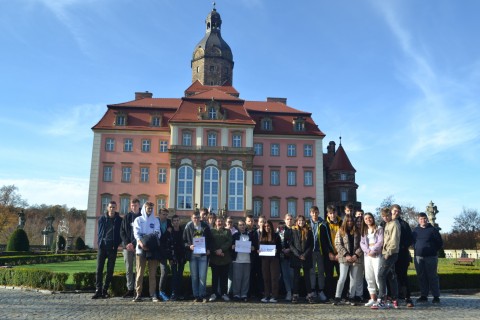 „Mimozami jesień się zaczyna, złotawa ciepła i miła.. , a my – szkolna ekipa pod wezwaniem „Pomidorowa” wyruszyliśmy w poszukiwaniu przygód.