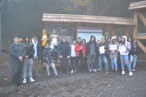„Mimozami jesień się zaczyna, złotawa ciepła i miła.. , a my – szkolna ekipa pod wezwaniem „Pomidorowa” wyruszyliśmy w poszukiwaniu przygód.