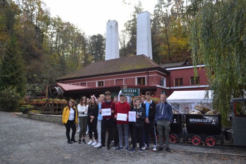 „Mimozami jesień się zaczyna, złotawa ciepła i miła.. , a my – szkolna ekipa pod wezwaniem „Pomidorowa” wyruszyliśmy w poszukiwaniu przygód.