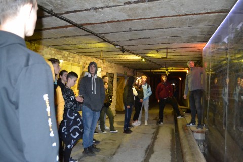 „Mimozami jesień się zaczyna, złotawa ciepła i miła.. , a my – szkolna ekipa pod wezwaniem „Pomidorowa” wyruszyliśmy w poszukiwaniu przygód.