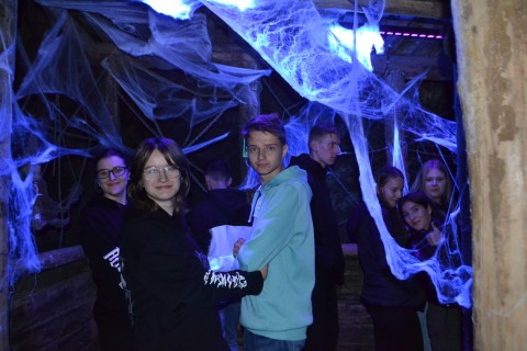 „Mimozami jesień się zaczyna, złotawa ciepła i miła.. , a my – szkolna ekipa pod wezwaniem „Pomidorowa” wyruszyliśmy w poszukiwaniu przygód.