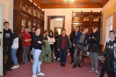 „Mimozami jesień się zaczyna, złotawa ciepła i miła.. , a my – szkolna ekipa pod wezwaniem „Pomidorowa” wyruszyliśmy w poszukiwaniu przygód.