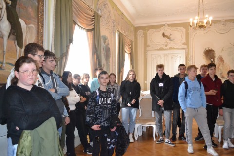 „Mimozami jesień się zaczyna, złotawa ciepła i miła.. , a my – szkolna ekipa pod wezwaniem „Pomidorowa” wyruszyliśmy w poszukiwaniu przygód.