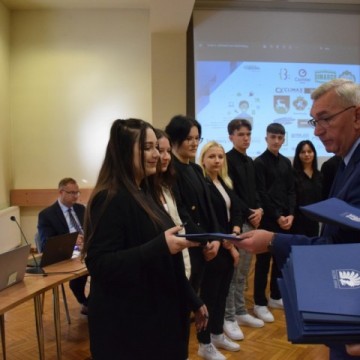Uroczyste wręczenie certyfikatów ukończenia staży zawodowych Uczniom Technikum im. J. Piłsudskiego w Brzesku