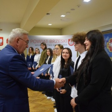 Uroczyste wręczenie certyfikatów ukończenia staży zawodowych Uczniom Technikum im. J. Piłsudskiego w Brzesku