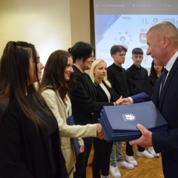 Uroczyste wręczenie certyfikatów ukończenia staży zawodowych Uczniom Technikum im. J. Piłsudskiego w Brzesku