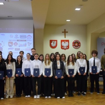 Uroczyste wręczenie certyfikatów ukończenia staży zawodowych Uczniom Technikum im. J. Piłsudskiego w Brzesku